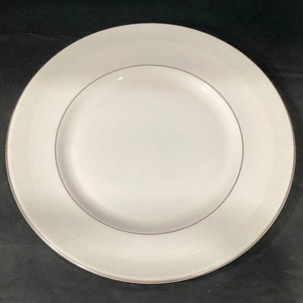 Royal Doulton‎ Amulet Dinner Plates, Set of 2, Vtg White Floral Fine Bone China